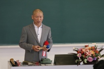 挨拶をされる今田先生 けん玉の歴史や種類の紹介から講演がはじまりました