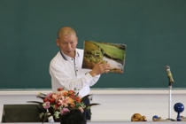 けん玉伝授のために今田先生は世界各国を訪問されています パネルを使って訪問先の出来事をお話されました