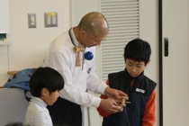会場には小学生からお年寄りまでご来場いただけました 小学生にけん玉を教えられる今田先生